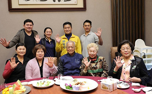 柯媽媽嘆不是每次都好人贏  四叉貓酸「沒說謊」：柯文哲不就選贏了