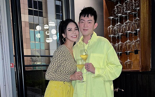 蕾菈緊勾男友放閃！「迷宮衣」狂露半球  網歪樓：火力「胸」猛