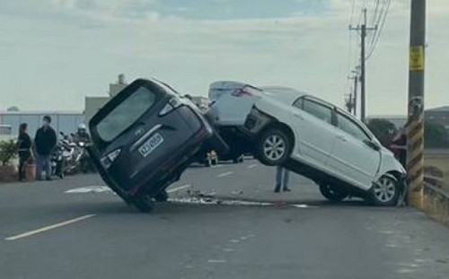 最華麗車禍！嘉義民雄2車相撞 倒V字懸空大秀完美平衡