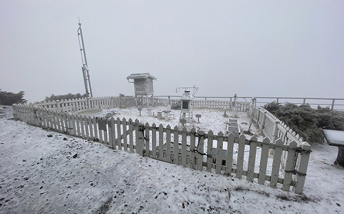 (影)低溫搭配水氣！玉山再度降雪成銀白世界