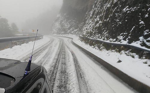 合歡山下冰霰 公路總局提醒上山限加掛雪鏈車輛通行