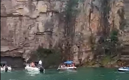 (影)巴西斷崖岩石滑落砸中下方遊艇 7死3失蹤