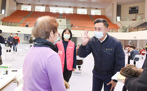 新竹市明加開疫苗接種站 林智堅：即日起暫停共餐據點、賣場試吃