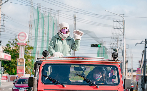 好可愛！林靜儀揮「貓掌」謝票