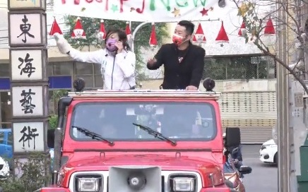 (影)陪林靜儀謝票！陳柏惟「從宣傳車上摔落」緊急送醫