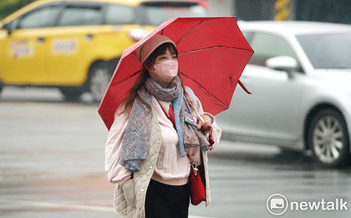 強烈冷氣團發威！13縣市低溫特報、新北7.9度 多地有雨高山易降雪