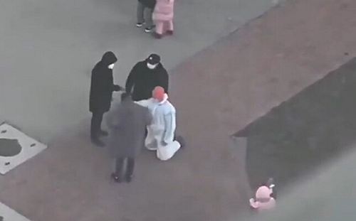 中國老人插隊篩檢被阻竟搬女兒身分 ｢逼志工下跪磕頭道歉｣畫面瘋傳