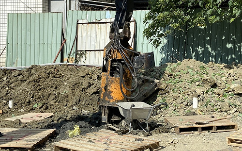 廢棄加油站「音爆」傷人、破窗 高市府：加入過量氧化劑攪拌肇禍