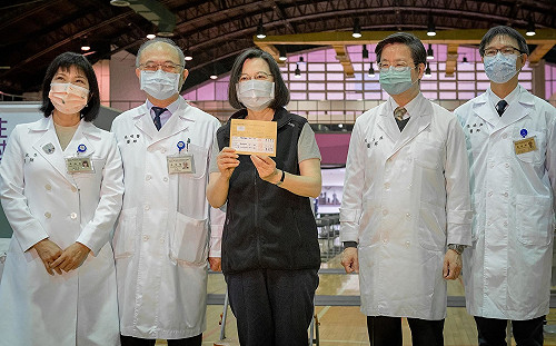 （影）蔡英文.賴清德接種打第3劑高端 臉書全程直播