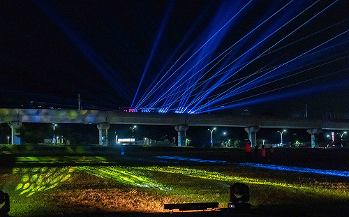 淡海輕軌三週年光影列車秀　「光之所向」今明兩晚登場