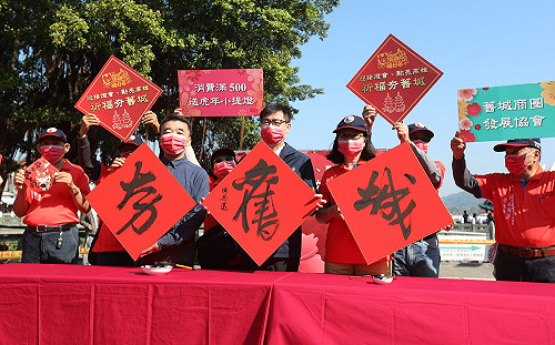新春迎虎拜早年 陳其邁假日趕場行銷商圈振興疫後經濟