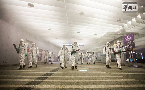 國軍化學兵出動！大消毒北車周邊交通樞紐