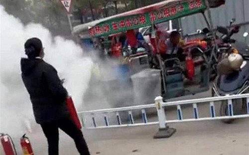 噴滅火器驅趕攤販！ 廣西醫院保全辯 : 阻擋病患出入 有安全隱患