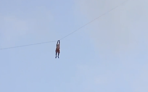天外奇蹟! 斯里蘭卡男放大風箏 竟被風箏帶上天