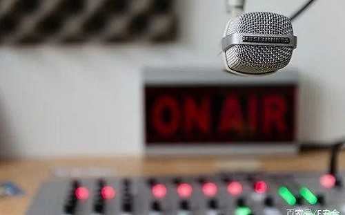 直播忘關麥克風闖禍！美國兩播音員嘲笑女高中生體重 慘遭直接開除