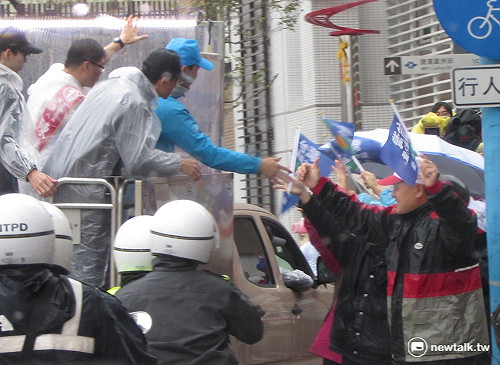 朱立倫雨中掃街玩擊掌 民眾樂「我摸好久！」