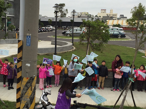 蔡英文頭份掃街 幼稚園帶小朋友歡迎惹議