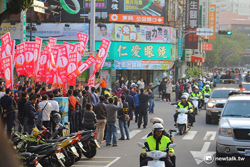 小英台中掃街經朱總部 兩方支持者相互叫陣