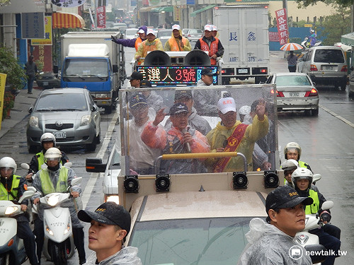 宋彰化掃街冷清 媒體車追撞引虛驚