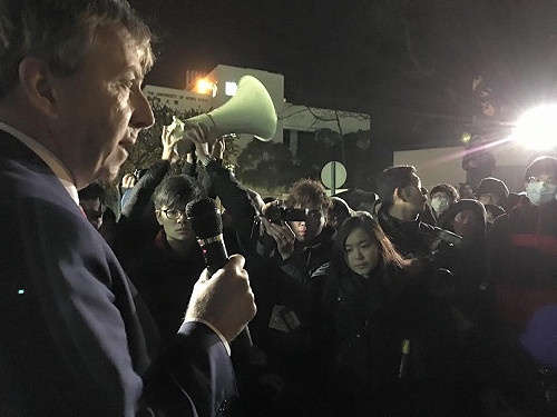 港大罷課升級圍堵校委  李國章逃生門開溜