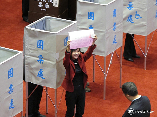 立法院長改選  民進黨立委大方亮票