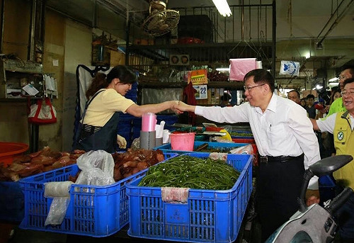 柯P年前出巡果菜市場  攤商陳情急求改建