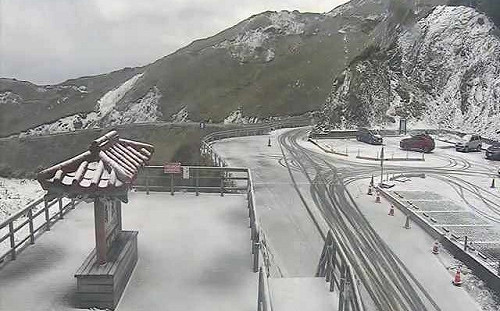 突降雪！合歡山再成銀白世界  武嶺至松雪樓限掛雪鍊通行