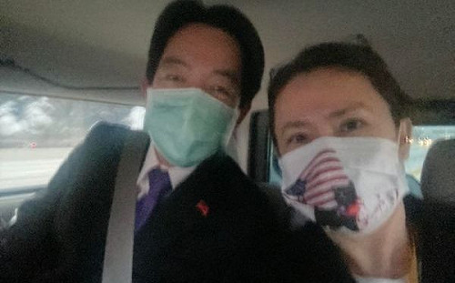 賴清德過境美國洛杉磯! AIT主席和蕭美琴迎接、僑胞戴口罩熱情歡迎