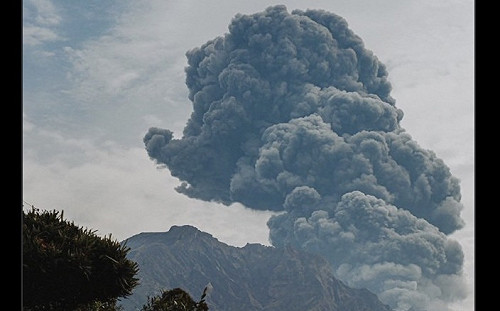 破紀錄！日本「櫻島」火山噴發 煙柱高竄達3400公尺