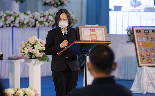 F-16V殉職飛官陳奕告別式  蔡英文親頒褒揚令：永遠以你為榮！