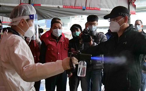 小年夜至 侯友宜視察防疫計程車隊感謝運將