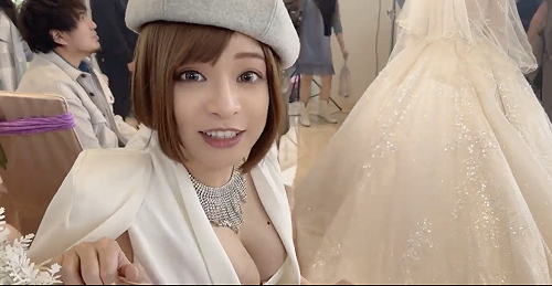 郭鬼鬼華麗裝扮參加婚禮 網直呼：新娘風采被搶！