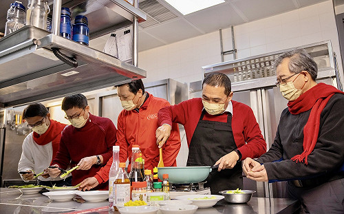 （影）侯友宜變身總鋪師 「她」被圈粉甜喊：再忙也要到新北圍爐