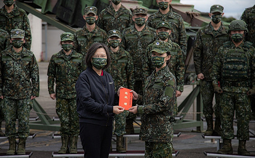 （影）蔡英文大年初一接連視察空軍、國搜、台電、警局 頒發加菜金慰勉同仁