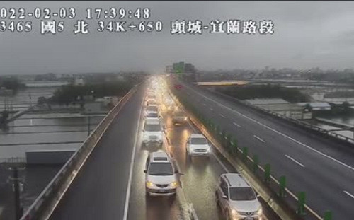 國道湧北上車潮「多處紫爆」！國5宜蘭-頭城時速僅13公里