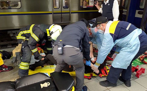 台鐵左營站婦人疑失足摔落 幸躲入溝內受擦挫傷