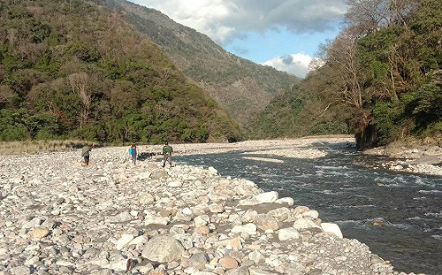 泰安野溪泡湯1女遭沖走　搜救中