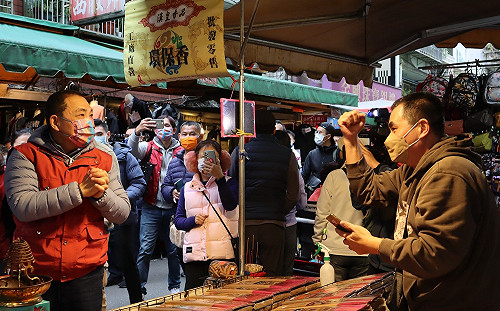 新北市長侯友宜視察永和區民治攤販集中區防疫措施