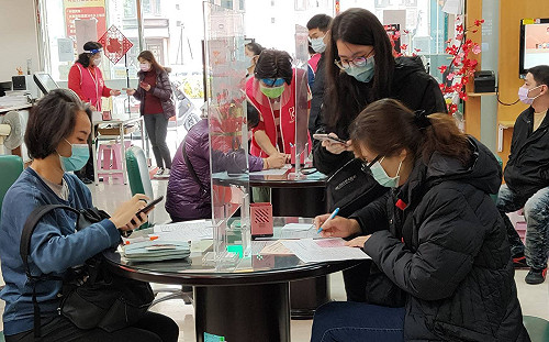 服務找工作、請領補貼民眾 開工首日新北就服處加開彈性櫃檯