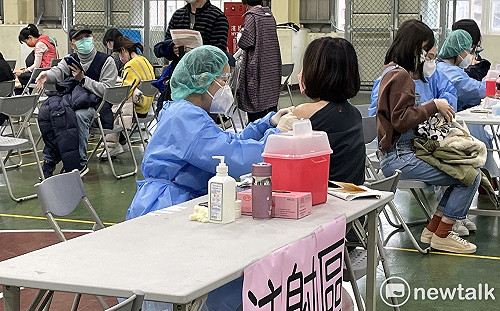 桃市1.6萬名教職員今接種第三劑疫苗 鄭文燦：教職員疫苗覆蓋率可達95%