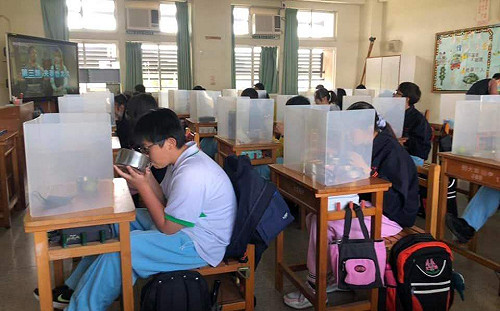 開學日 嘉義地區營養午餐全面使用防疫隔板
