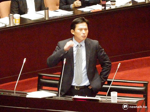 黃國昌質詢  遭陳雄文反嗆「只會讀法」