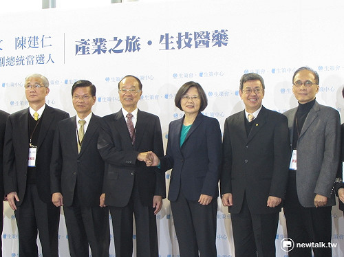 拜會生技產業 小英：主要政策團隊都到齊了！