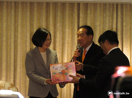 贈小英橘子 宋楚瑜：新局面一定有「橘」