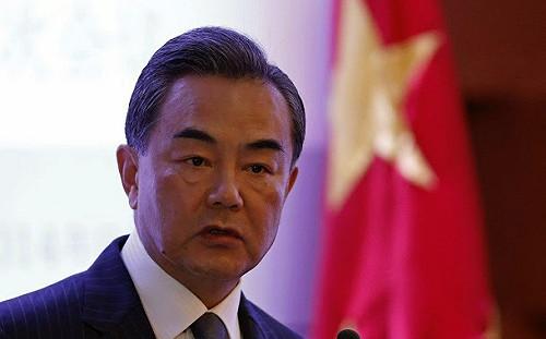 王毅：南海仲裁有幕後指使 中國不奉陪