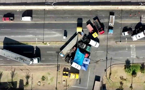 卡車司機站出來! 智利一司機遭移民攻擊致死 同業封路抗議車輛一眼望不盡