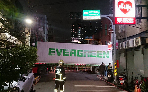 長榮貨櫃車卡電線桿 台電急斷電救援