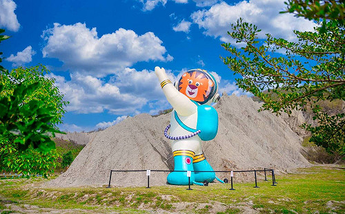 打造全新打卡亮點 10米高萌虎太空人登陸月世界