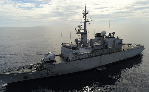 法艦「葡月號」南海故障漂流 陸艦全程監控潛水維修作業