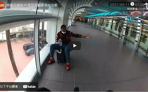 （影）機場瘋狂追逐戰! 酒醉被拒上機 她「騎」滑輪行李箱亂逛 警在後追